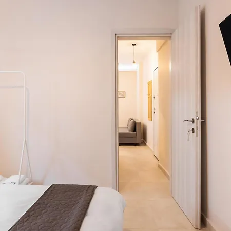 F & B Collection - Flat For 5 Apartment